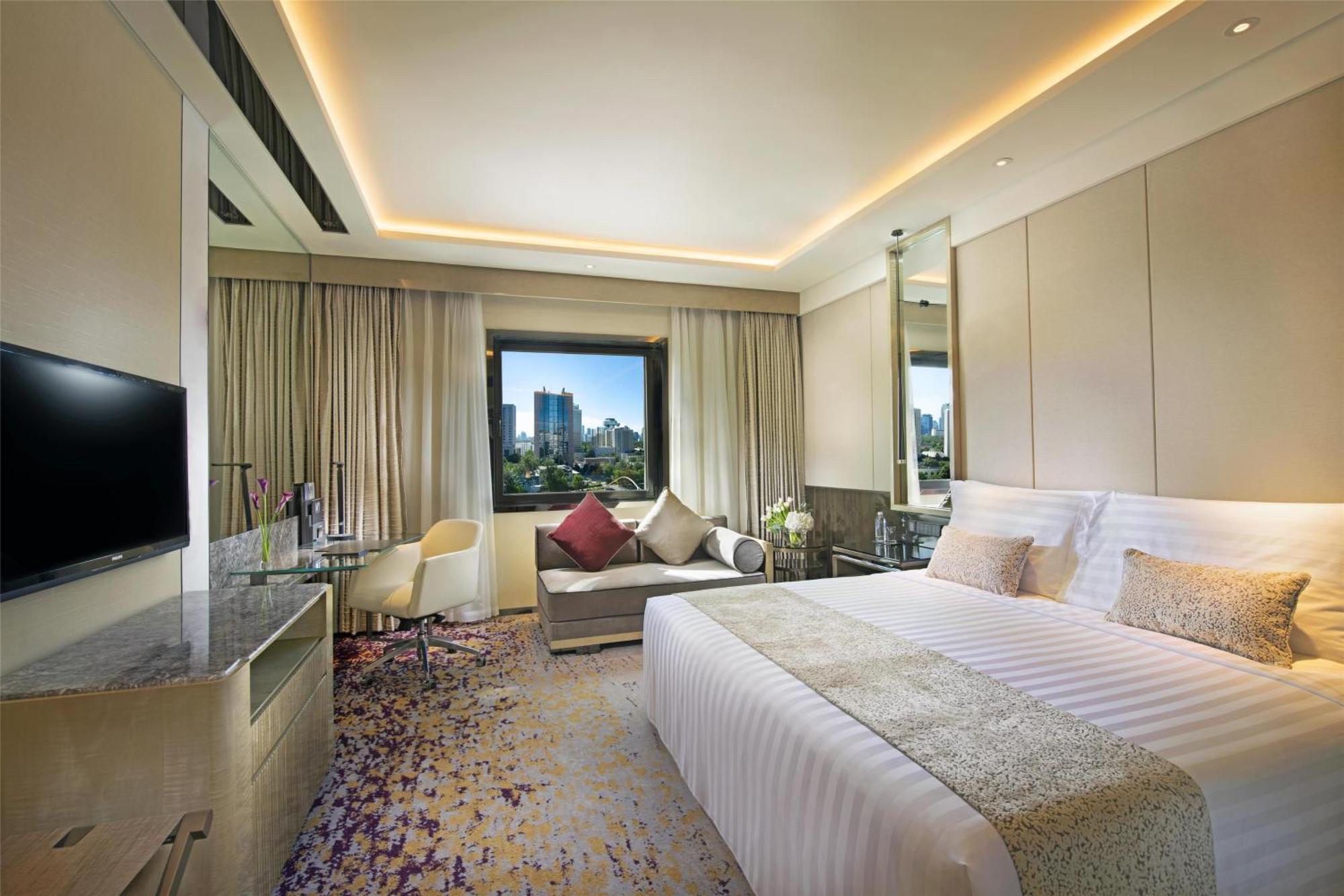 Executive Zimmer mit Kingsize-Bett und Stadtblick