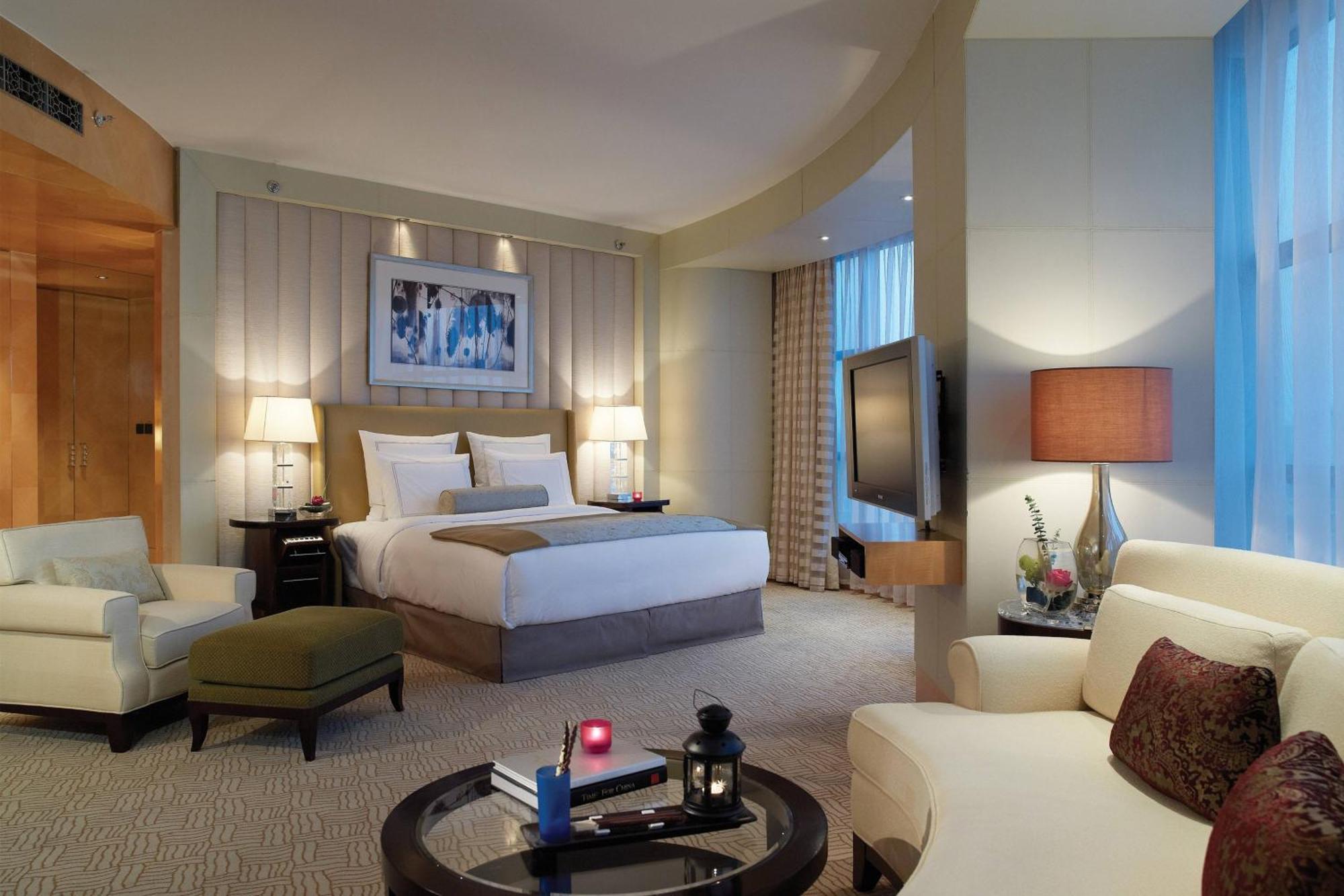 Premier Suite, 1 Bedroom Suite, 1 King, City view,1558178290:JPEG